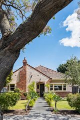 https://images.listonce.com.au/custom/160x/listings/35-gilbert-grove-bentleigh-vic-3204/350/01302350_img_02.jpg?n9a1R3Yv4XE