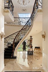https://images.listonce.com.au/custom/160x/listings/37-39-bournian-avenue-strathmore-vic-3041/593/01748593_img_11.jpg?aqbajQZoemw