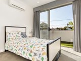 https://images.listonce.com.au/custom/160x/listings/37-albert-street-port-melbourne-vic-3207/208/01090208_img_09.jpg?lpRULylCX64