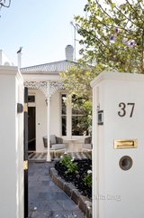 https://images.listonce.com.au/custom/160x/listings/37-hawksburn-road-south-yarra-vic-3141/162/01437162_img_02.jpg?l2yM4gWYPkY