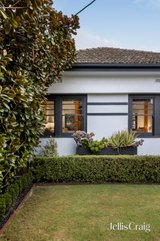 https://images.listonce.com.au/custom/160x/listings/383-neerim-road-carnegie-vic-3163/061/01900061_img_12.jpg?Yw76SyDIeMo