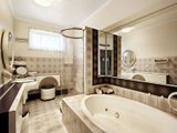 https://images.listonce.com.au/custom/160x/listings/384-386-barkly-street-elwood-vic-3184/915/01731915_img_08.jpg?oLX-vfFVZQU