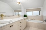 https://images.listonce.com.au/custom/160x/listings/4-applegum-close-croydon-hills-vic-3136/646/01705646_img_14.jpg?f2H-QkqYaHg