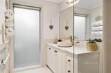 https://images.listonce.com.au/custom/160x/listings/4-applegum-close-croydon-hills-vic-3136/646/01705646_img_16.jpg?2tCKdyc1HTA