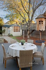 https://images.listonce.com.au/custom/160x/listings/4-applegum-close-croydon-hills-vic-3136/646/01705646_img_23.jpg?nBqcQeB8xW8