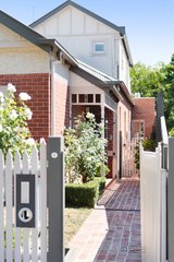 https://images.listonce.com.au/custom/160x/listings/4-munro-street-hawthorn-east-vic-3123/728/00773728_img_18.jpg?bPHWJMivyBI