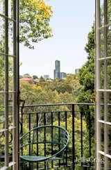 https://images.listonce.com.au/custom/160x/listings/4-riversdale-court-hawthorn-vic-3122/818/01886818_img_15.jpg?BPQ9g8tMZPM