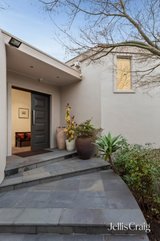 https://images.listonce.com.au/custom/160x/listings/4-winifred-court-templestowe-vic-3106/415/01929415_img_04.jpg?cAyECDdCO78