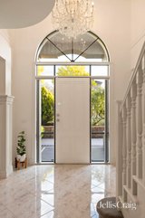 https://images.listonce.com.au/custom/160x/listings/4-woodlands-edge-templestowe-vic-3106/734/01987734_img_03.jpg?5TYtPzFlR_k