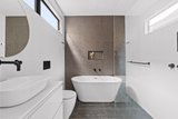 https://images.listonce.com.au/custom/160x/listings/4-young-st-st-kilda-east-vic-3183/951/01905951_img_06.jpg?eo9BzAq2eT8