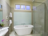 https://images.listonce.com.au/custom/160x/listings/40-robb-street-essendon-vic-3040/328/01633328_img_04.jpg?tgcB0yJQWzU