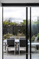https://images.listonce.com.au/custom/160x/listings/401108-haines-street-north-melbourne-vic-3051/370/01467370_img_09.jpg?lqopZqu2U5M