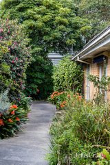 https://images.listonce.com.au/custom/160x/listings/42-alma-street-lower-plenty-vic-3093/354/01815354_img_19.jpg?MJY7-y4Kqx8