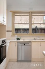https://images.listonce.com.au/custom/160x/listings/42-loyola-grove-richmond-vic-3121/949/01980949_img_09.jpg?909kPi4LkvI