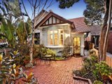 https://images.listonce.com.au/custom/160x/listings/44-broadway-elwood-vic-3184/995/01793995_img_02.jpg?g_NyP1m97jk