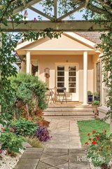 https://images.listonce.com.au/custom/160x/listings/46-charman-road-mentone-vic-3194/422/01900422_img_11.jpg?U118EszNCDg