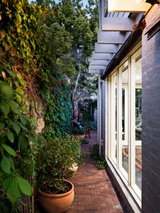 https://images.listonce.com.au/custom/160x/listings/464-nicholson-street-fitzroy-north-vic-3068/554/00982554_img_13.jpg?XM3F8si987A