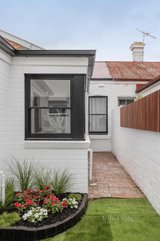 https://images.listonce.com.au/custom/160x/listings/47-bridge-street-port-melbourne-vic-3207/271/01340271_img_08.jpg?O0U0mNce_8U