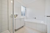 https://images.listonce.com.au/custom/160x/listings/48-cinnamon-drive-lake-gardens-vic-3355/365/01520365_img_11.jpg?7z2EI81zoLI