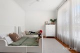 https://images.listonce.com.au/custom/160x/listings/5-avro-court-strathmore-heights-vic-3041/698/01851698_img_08.jpg?aoLLCP3Sf7s