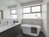 https://images.listonce.com.au/custom/160x/listings/5-heather-court-hawthorn-east-vic-3123/280/00966280_img_08.jpg?9Wva6wDGkhU