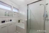 https://images.listonce.com.au/custom/160x/listings/5-henty-court-croydon-vic-3136/652/00816652_img_08.jpg?febqpXrHu6Y