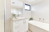 https://images.listonce.com.au/custom/160x/listings/5-leigh-street-mount-waverley-vic-3149/454/01660454_img_09.jpg?kiPONQG81r0