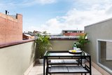 https://images.listonce.com.au/custom/160x/listings/5-raglan-street-north-melbourne-vic-3051/266/01309266_img_06.jpg?INNMjtxeYTo