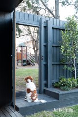https://images.listonce.com.au/custom/160x/listings/5-rothesay-avenue-elwood-vic-3184/518/01988518_img_20.jpg?kRTXceY2CNo