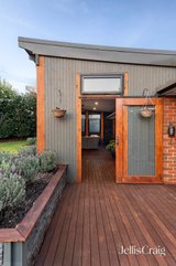 https://images.listonce.com.au/custom/160x/listings/5-samuel-beavis-place-croydon-hills-vic-3136/282/01767282_img_14.jpg?SUVtMLijFiU