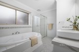 https://images.listonce.com.au/custom/160x/listings/5-settler-court-glen-waverley-vic-3150/342/01399342_img_08.jpg?MTNHK4oMT8c