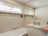 https://images.listonce.com.au/custom/160x/listings/5-terrigal-crescent-kilsyth-vic-3137/667/01524667_img_10.jpg?CHR2WiwUg3E