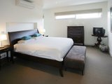 https://images.listonce.com.au/custom/160x/listings/5-wave-street-elwood-vic-3184/583/01794583_img_06.jpg?dMEGyeJkfGg