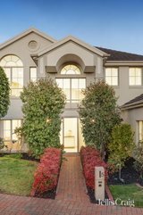 https://images.listonce.com.au/custom/160x/listings/5-winter-way-glen-waverley-vic-3150/819/01765819_img_18.jpg?EX_5E5Q1eGc