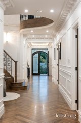 https://images.listonce.com.au/custom/160x/listings/52-alvie-road-mount-waverley-vic-3149/313/01809313_img_02.jpg?4OVz8r7BjIw