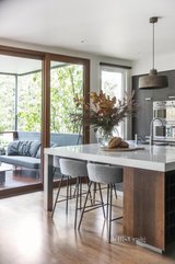 https://images.listonce.com.au/custom/160x/listings/52-renwick-street-glen-iris-vic-3146/045/01706045_img_07.jpg?If-HGfFI114