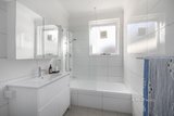 https://images.listonce.com.au/custom/160x/listings/529-park-st-south-yarra-vic-3141/584/01740584_img_05.jpg?IVtMRDIkEKA
