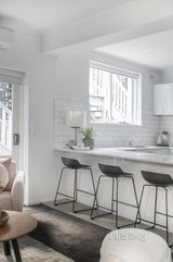 https://images.listonce.com.au/custom/160x/listings/529-park-street-south-yarra-vic-3141/467/01703467_img_04.jpg?Fc9miDTztLs