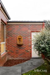 https://images.listonce.com.au/custom/160x/listings/541-st-clems-road-doncaster-east-vic-3109/739/01976739_img_15.jpg?cPnhz-5XPJ0