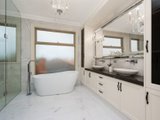 https://images.listonce.com.au/custom/160x/listings/55-metung-street-balwyn-vic-3103/102/01684102_img_08.jpg?CZU0DhENuK0