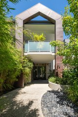 https://images.listonce.com.au/custom/160x/listings/578-holyrood-street-hampton-vic-3188/889/01902889_img_15.jpg?_YpOv-BXITA
