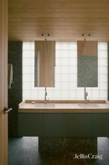 https://images.listonce.com.au/custom/160x/listings/58-christmas-street-northcote-vic-3070/789/01751789_img_17.jpg?57Fqos6u1CE