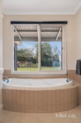 https://images.listonce.com.au/custom/160x/listings/583-park-road-park-orchards-vic-3114/159/01947159_img_15.jpg?gdre23MNCGE