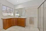 https://images.listonce.com.au/custom/160x/listings/5a-broomhill-avenue-blackburn-vic-3130/548/01646548_img_08.jpg?yTlU4CCN0ak