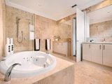 https://images.listonce.com.au/custom/160x/listings/6-canyon-street-balwyn-vic-3103/946/01684946_img_09.jpg?Px0L5prM39I