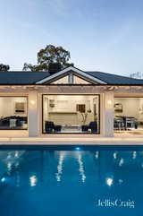https://images.listonce.com.au/custom/160x/listings/6-eleanor-court-donvale-vic-3111/995/01979995_img_22.jpg?eJr_IR1uEvs