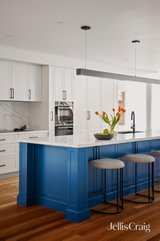 https://images.listonce.com.au/custom/160x/listings/6-halfey-lane-kew-vic-3101/106/01976106_img_06.jpg?b_d2OK58ieA