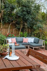 https://images.listonce.com.au/custom/160x/listings/6-leyte-close-doncaster-vic-3108/466/01809466_img_17.jpg?HddFHDeE5xE