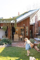 https://images.listonce.com.au/custom/160x/listings/6-mclachlan-street-northcote-vic-3070/011/01563011_img_03.jpg?pwdaSDpuUTs