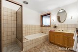 https://images.listonce.com.au/custom/160x/listings/6-pentland-court-glen-waverley-vic-3150/266/00756266_img_09.jpg?zsmenJmMw3M